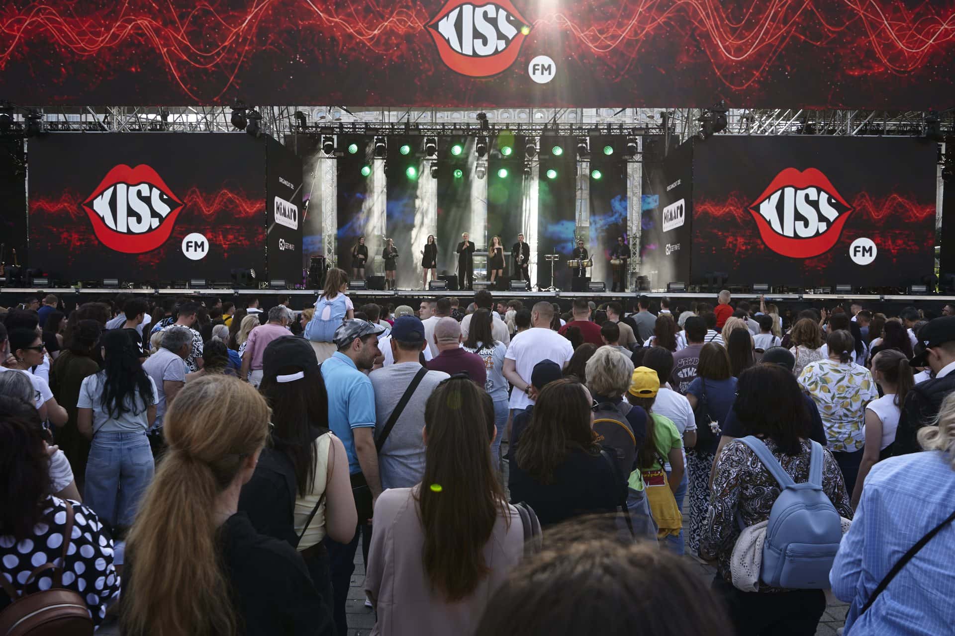 Public numeros în fața scenei KIMARO Open Stage, Piața Constituției