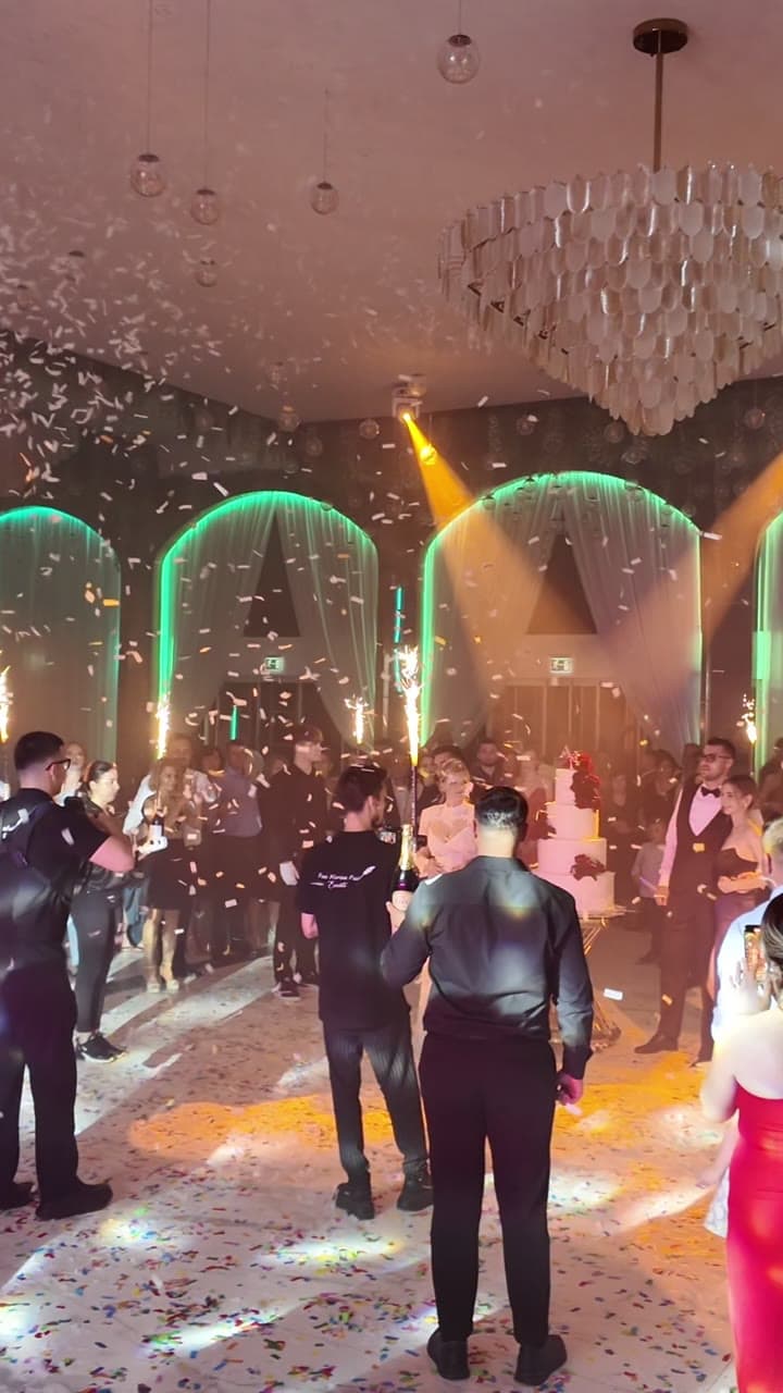 Ring de dans plin, sub confetti și lumini